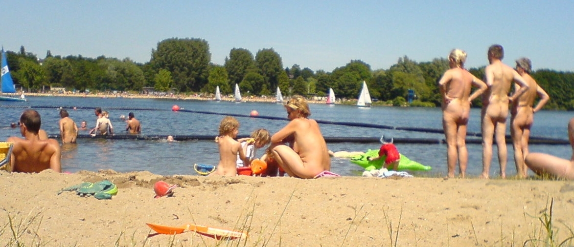 Naturisten auf dem FKK-Gelande Sudstrand des Unterbacher Sees