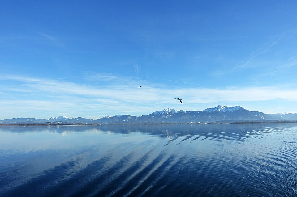 Der Chiemsee im oberbayerischen Alpenvorland: ein Juwel unter den FKK-Seen in Deutschland