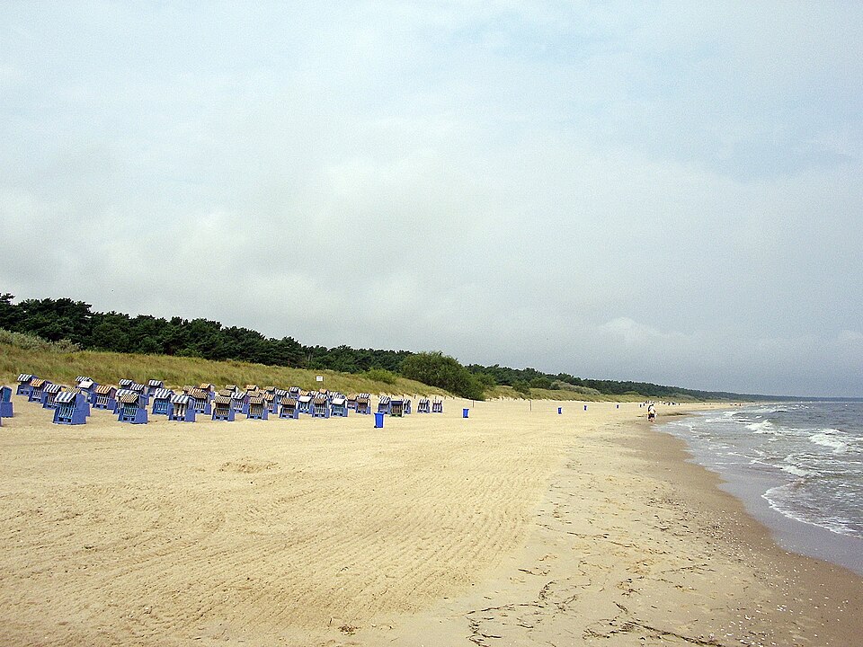 Strand in Trassenheide. Blick Richtung Karlshagen. FKK Strand
